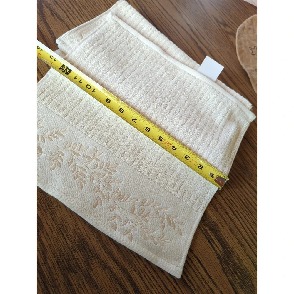 4 New With Tags RALPH LAUREN EMBROIDERED Winter Garland HAND TOWEL CREAM Pretty!